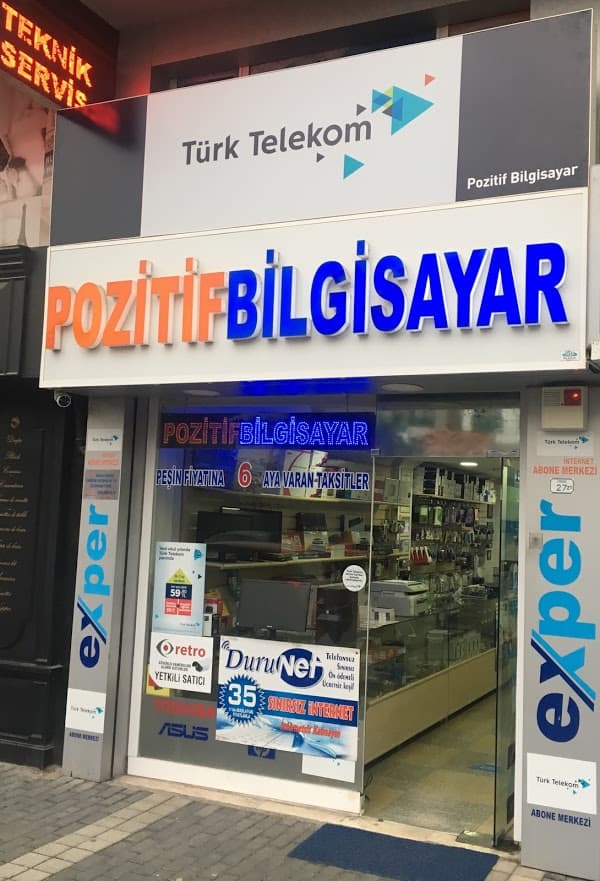 Pozitif Bilgisayar mağazasının Manavgat’taki dış cephesi